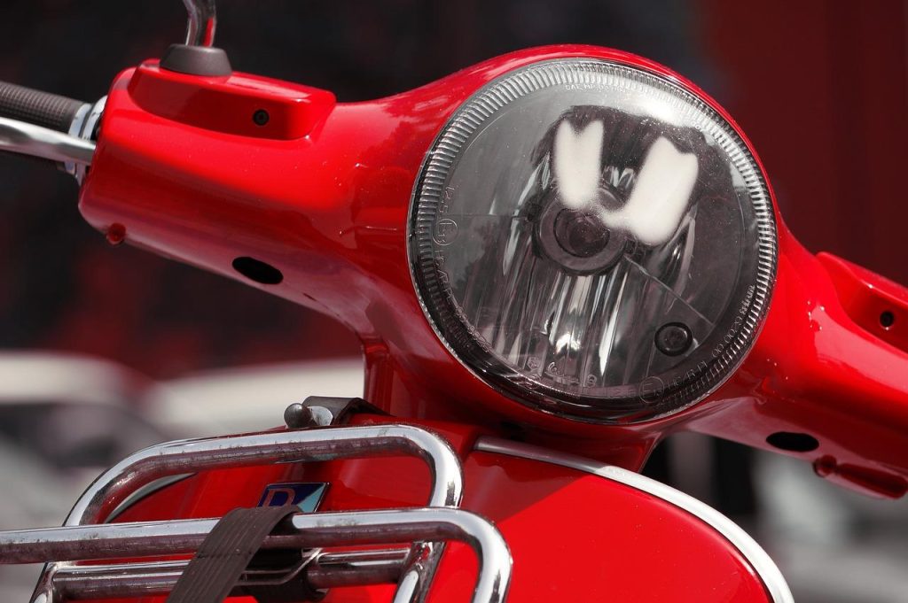 Moderne elektrische scooter met tijdloze charme, ideaal voor efficient en milieuvriendelijk stadsvervoer
